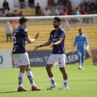 Jeison Medina (d) sigue en racha. Marcó el gol que abrió el camino del triunfo en Cuenca.