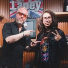 André Puente (derecha) con el músico Renato Zamora, uno de sus invitados en su programa online "La Guitarra Ideal".