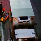 El herido fue rescatado y trasladado a una casa de salud, mientras que otra persona falleció por la caída del vehículo a una quebrada en la av. Simón Bolívar.