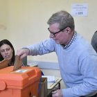 Un hombre vota en un colegio electoral, este domingo en Montevideo (Uruguay