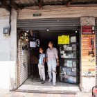 Búsqueda. Los vecinos dicen que recorren distintos locales en Tumbaco para comprar cables, baterías y UPS, pero se han agotado.