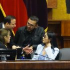 Acuerdo. Valentina Centeno (ADN), Jorge Acaiturri (PSC) y los correístas Blasco Luna, Viviana Veloz y Victoria Desintonio: a favor de una ley que odian.