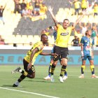 Janner Corozo ha hecho un triplete en Barcelona, festeja con Rivero que hizo uno.