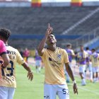 Luis Moreno y la dedicatoria al cielo tras marcar su primer gol.