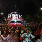 Varias personas participan este domingo en el desfile de catrinas en Ciudad de México (México).
