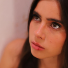 La cantante en su videoclip "Rota" describe una relación abusiva.