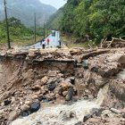 Un tramo de la vía Baños-Puyo fue arrasado durante una torrencial lluvia que se registró la noche de este domingo 27 de octubre y la madrugada de este lunes 28 de octubre.