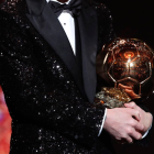 El Balón de Oro es uno de los premios individuales más prestigiosos en el mundo del fútbol, otorgado anualmente al mejor jugador del año.