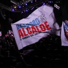 Varias personas participan en un cierre de campaña del candidato por el partido Renovación Nacional, Mario Desbordes, este miércoles en Santiago (Chile).