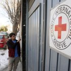 Un hombre ante la entrada de una oficina del Comité Internacional de la Cruz Roja (CICR) en Kabul.