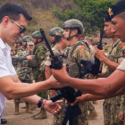 El presidente Daniel Noboa entregó armas, que fueron decomisados a grupos delictivos, este 28 de octubre del 2024.