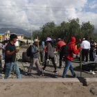 Seguidores del expresidente de Bolivia Evo Morales bloquean una vía durante este lunes, en Sipe Sipe (Bolivia).