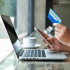 Comercio. Una persona realiza un compra virtual.