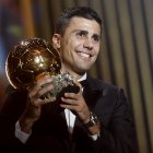 Paris (France), 28/10/2024.- Manchester City and Spain midfielder Rodri wins the Men"s Ballon d"Or 2024 at the Ballon d"Or 2024 ceremony at the Theatre du Chatelet in Paris, France, 28 October 2024. (Francia, España) EFE/EPA/MOHAMMED BADRA