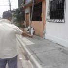 Caso. El hermano de una de las víctimas muestra el lugar de los hechos.