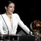 La jugadora del Barcelona Aitana Bonmati pronuncia su discurso tras ganar el Balón de Oro Femenino 2024 en la ceremonia del Balón de Oro 2024.