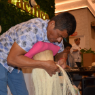 El ecuatoriano Simón Espinal, considerado uno de los mejores tejedores de sombreros finos de paja toquilla del mundo.