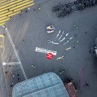 La organización medioambiental Greenpeace desplegó este martes un "fósil" de dinosaurio de una docena de metros de largo.