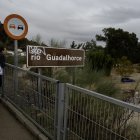 Vecinos de la localidad malagueña de Álora observan este martes las consecuencias tras el desborde del río Guadalhorce debido a las lluvias torrenciales.
