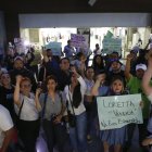 Trabajadores del Poder Judicial que se manifiestan a las afueras de una conferencia de la ministra de la Suprema Corte de Justicia, Loretta Ortiz Ahlf, en Guadalajara (México).
