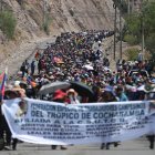 Seguidores del expresidente de Bolivia, Evo Morales, marchan este martes, por una vía bloqueada en Parotani (Bolivia).