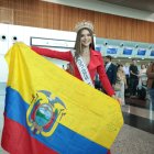 Mara Topic viajó a México con su corona y una bandera tricolor.