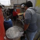 En el barrio La Paz, ubicado en el norte, Blanca Arias recibe agua de un tanquero. El vehículo llega cada tres días, cuenta la moradora.