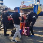 Con lágrimas rodándole por las mejillas, una mujer abraza uno por uno a varios familiares frente al buque que esta tarde les llevará hacia las costas turcas para dejar atrás el conflictivo Líbano.