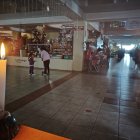 Antes de la compra de los generadores eléctricos los comerciantes usaban velas o permanecían a obscuras.