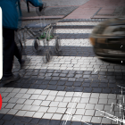 ilustración. Cruzar la calle se vuelve deporte extremo en la era de los apagones.