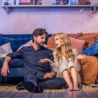 Foto de la obra "Barcelona" en donde participan Álvaro Morte y Lily Collins