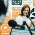 La prefecta Marcela Aguiñaga ocasionalmente realiza enlaces radiales el último jueves de cada mes.