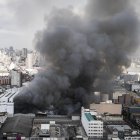 Un incendio que afectó el edificio Shopping 25 de Marzo, ubicado en Brás, una de las principales zonas comerciales de la ciudad, este miércoles, en Sao Paulo (Brasil).