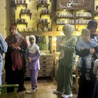 Familias desplazadas del sur del Líbano comienzan el tour formativo en las instalaciones de la ecovilla Khan al Saboun. EFE/Rosa Soto