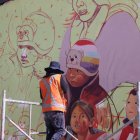 Uno de los artistas participantes del "Ñatinta 2024" trabaja en su mural en el cementerio general este miércoles, en La Paz (Bolivia).