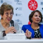 La presidenta de la Academia de la Lengua de Ecuador, Susana Cordero (i), habla en una rueda de prensa en Quito.