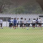 Los jugadores de Emelec siguen entrenando pese a las deudas que mantienen con ellos.