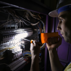 Disminuyen las horas de los apagones en la urbe porteña durante el feriado nacional.