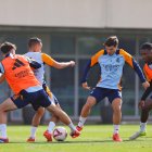 Los jugadores de Real Madrid realizaron sus entrenamientos regulares, pese a recibir la notificación de aplazamiento del partido contra el Valencia.