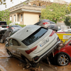 Un hombre camina junto a varios vehículos afectados por las intensas lluvias de la fuerte DANA que afecta especialmente el sur y el este de la península ibérica.