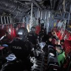 El avión de las Fuerzas Armadas aterrizó en la Isla San Cristóbal para luego despegar a Guayaquil.