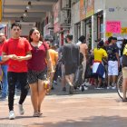 En las calles se divisa gran número de transeúntes, a pesar de ser un día de descanso.