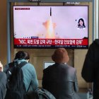 Varias personas ven las noticias sobre el lanzamiento por parte de Corea del Norte de un nuevo misil balístico intercontinental de combustible sólido en la estación de Seúl, Corea del Sur, el 31 de octubre de 2024.