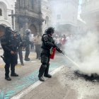 Miembros de la Policía del Distrito Manuela Sáenz llegaron alCentro Histórico para impedir el paso de los manifestantes