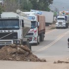 Decenas de camiones permanecen estacionados debido a un bloqueo de carreteras en Mairana, Santa Cruz (Bolivia).