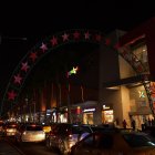 Montaje. Los tradicionales arcos de Mall del Sur fueron instalados, pero sus luces siguen sin encenders