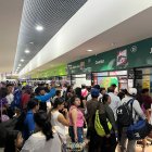 Decenas de ciudadanos acudieron al Terminal Terrestre de Guayaquil para viajar fuera de la ciudad.