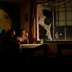 Sin un generador de energía, los negocios colocan velas. A los clientes les parece que es un ambiente más íntimo.