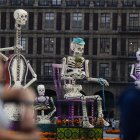 Fotografía de una escultura del Día de Muertos, este miércoles en el Zócalo de Ciudad de México (México).