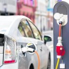 carga. Un carro eléctrica se recarga de energía.